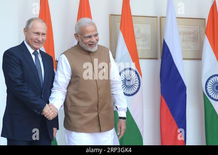 (181005) -- NUOVA DELHI, 5 ottobre 2018 -- il primo ministro indiano Narendra modi (R) incontra il presidente russo Vladimir Putin a nuova Delhi, India, il 5 ottobre 2018. Il presidente russo è arrivato nella capitale indiana giovedì in una visita di due giorni. )(dh) INDIA-NUOVA DELHI-RUSSIA-PRESIDENTE-VISITA ParthaxSarkar PUBLICATIONxNOTxINxCHN Foto Stock