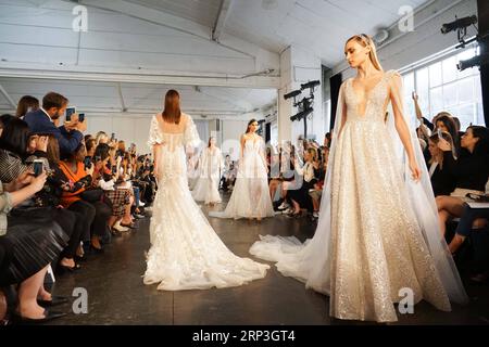 (181005) -- NEW YORK, 5 ottobre 2018 -- Models Present Creations from Berta Autunno/Inverno 2019 Collection durante la New York Bridal Fashion Week a New York, Stati Uniti, 5 ottobre 2018. ) U.S.-NEW YORK-BRIDAL FASHION WEEK-BERTA LINXBILIN PUBLICATIONXNOTXINXCHN Foto Stock