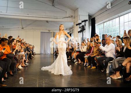 (181005) -- NEW YORK, 5 ottobre 2018 -- Un modello presenta una creazione della collezione Autunno/Inverno 2019 di Berta durante la New York Bridal Fashion Week a New York, negli Stati Uniti, 5 ottobre 2018. ) U.S.-NEW YORK-BRIDAL FASHION WEEK-BERTA LINXBILIN PUBLICATIONXNOTXINXCHN Foto Stock