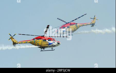 (181008) -- NEW DELHI, 8 ottobre 2018 -- gli elicotteri Sarang dell'Indian Air Force si esibiscono durante il 86° Indian Air Force Day presso la base aerea Hindon alla periferia di nuova Delhi, in India, l'8 ottobre 2018. (Xinhu/)(dh) INDIA-NUOVA DELHI-AIR FORCE DAY-PERFORMANCE ParthaxSarkar PUBLICATIONxNOTxINxCHN Foto Stock