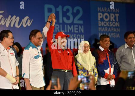 (181009) -- KUALA LUMPUR, 9 ottobre 2018 -- il primo ministro malese Mahathir Mohamad (3rd L) alza le mani con Anwar Ibrahim (2nd L) in un grande raduno di campagna a Port Dickson, Malesia, 8 ottobre 2018. Mahathir Mohamad si presentò lunedì tardi in una dimostrazione di sostegno al suo successore designato ed ex vice Anwar Ibrahim per la sua offerta di tornare in parlamento attraverso un'elezione suppletiva. ) MALESIA-PORT DICKSON-BY-ELECTION-CAMPAIGN-MAHATHIR-ANWAR CHONGXVOONXCHUNG PUBLICATIONXNOTXINXCHN Foto Stock