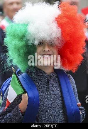 (181008) -- NEW YORK, 8 ottobre 2018 -- Un bambino prende parte alla sfilata del Columbus Day sulla Fifth Avenue di Manhattan a New York, negli Stati Uniti, l'8 ottobre 2018. Migliaia di persone hanno partecipato alla celebrazione della cultura e del patrimonio italo americano qui lunedì. ) U.S.-NEW YORK-COLUMBUS DAY PARADE WANGXYING PUBLICATIONXNOTXINXCHN Foto Stock