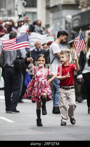 (181008) -- NEW YORK, 8 ottobre 2018 -- i bambini prendono parte alla sfilata del Columbus Day sulla Fifth Avenue di Manhattan a New York, negli Stati Uniti, l'8 ottobre 2018. Migliaia di persone hanno partecipato alla celebrazione della cultura e del patrimonio italo americano qui lunedì. ) U.S.-NEW YORK-COLUMBUS DAY PARADE WANGXYING PUBLICATIONXNOTXINXCHN Foto Stock