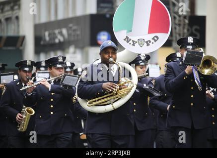 (181008) -- NEW YORK, 8 ottobre 2018 -- i membri della New York Police Department Band partecipano alla sfilata del Columbus Day sulla Fifth Avenue di Manhattan a New York, negli Stati Uniti, l'8 ottobre 2018. Migliaia di persone hanno partecipato alla celebrazione della cultura e del patrimonio italo americano qui lunedì. ) U.S.-NEW YORK-COLUMBUS DAY PARADE WANGXYING PUBLICATIONXNOTXINXCHN Foto Stock