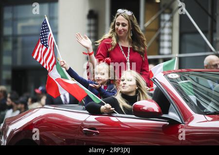 (181008) -- NEW YORK, 8 ottobre 2018 -- la gente partecipa alla sfilata del Columbus Day sulla Fifth Avenue di Manhattan a New York, negli Stati Uniti, l'8 ottobre 2018. Migliaia di persone hanno partecipato alla celebrazione della cultura e del patrimonio italo americano qui lunedì. ) U.S.-NEW YORK-COLUMBUS DAY PARADE WANGXYING PUBLICATIONXNOTXINXCHN Foto Stock