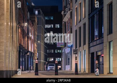 Questa è una vista notturna di una strada nel quartiere finanziario della City of London vicino alla Bank of England il 24 marzo 2022 a Londra, Regno Unito Foto Stock