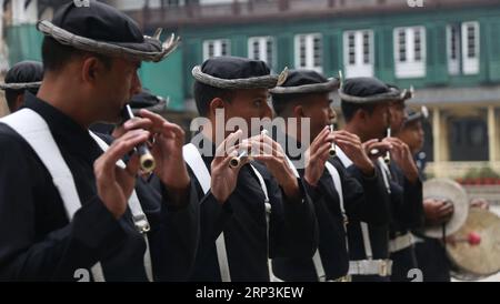 (181010) -- KATHMANDU, 10 ottobre 2018 -- il personale dell'esercito nepalese suona musica per celebrare il Ghatasthapana, il primo giorno del festival Dashain, a Kathmandu, Nepal, il 10 ottobre 2018. ) (yy) NEPAL-KATHMANDU-DASHAIN FESTIVAL-PRIMO GIORNO Sunilxsharma PUBLICATIONxNOTxINxCHN Foto Stock