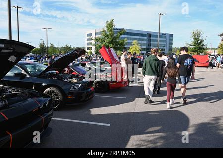 Durham, NC, USA, 2 settembre 2023, gli appassionati camminano nel parcheggio per vedere oltre 2.000 veicoli all'evento mensile Morrisville Cars and Coffee. Credito D Guest Smith Foto Stock