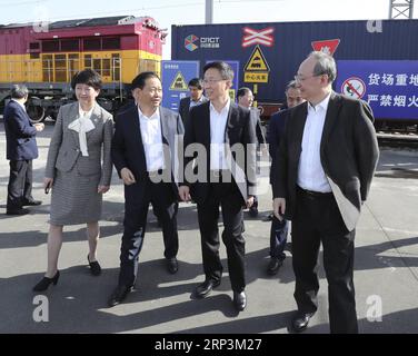 (181010) -- CHENGDU, 10 ottobre 2018 -- Vice Premier cinese Han Zheng (2° R, fronte), anche membro del Comitato permanente dell'Ufficio politico del Comitato centrale del Partito Comunista Cinese (PCC), visita l'area portuale della ferrovia di Qingbaijiang della zona pilota di libero scambio della Cina (Sichuan) a Chengdu, provincia del Sichuan della Cina sud-occidentale, 9 ottobre 2018. Han ha fatto un viaggio di ricerca da lunedì a martedì a Chengdu. ) (Sxk) CHINA-SICHUAN-CHENGDU-HAN ZHENG-RESEARCH TRIP (CN) PangxXinglei PUBLICATIONxNOTxINxCHN Foto Stock