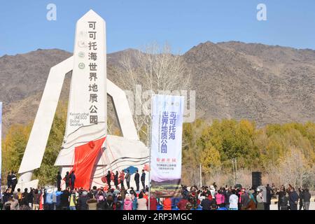 (181011) -- URUMQI, 11 ottobre 2018 -- la cerimonia di apertura si tiene per il Keketuohai UNESCO Global Geopark nella regione autonoma dello Xinjiang Uygur della Cina nord-occidentale, 10 ottobre 2018. Lo Xinjiang ha ufficialmente aperto il suo primo geoparco a Keketuohai mercoledì. Situato a sud delle Altay Mountains e alla sorgente del fiume Irtysh, il parco copre più di 2.300 chilometri quadrati. I visitatori potranno ammirare panorami mozzafiato, tra cui l'Irtysh Grand Canyon, un enorme cratere minerario, laghi, montagne, una cascata, fossili e fiumi. L'UNESCO ha annunciato otto nuovi geoparchi globali nel maggio dello scorso anno, incluso Foto Stock