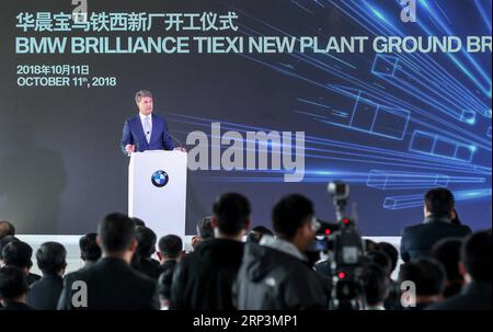 (181011) -- SHENYANG, 11 ottobre 2018 -- Harald Krueger, presidente del Consiglio di amministrazione della BMW, affronta la cerimonia di inaugurazione del nuovo stabilimento BMW Brilliance Tiexi di Shenyang, provincia di Liaoning, 11 ottobre 2018. La casa automobilistica tedesca ha annunciato giovedì che avrebbe prorogato la durata del contratto della joint venture BMW Brilliance Automotive (BBA) nel nord-est della Cina e per aumentare gli investimenti per l'espansione della sua capacità produttiva. Il gruppo BMW investirà più di 3 miliardi di euro (3,5 miliardi di dollari USA) in strutture di impianti nuovi ed esistenti a Shenyang tramite il sito Foto Stock