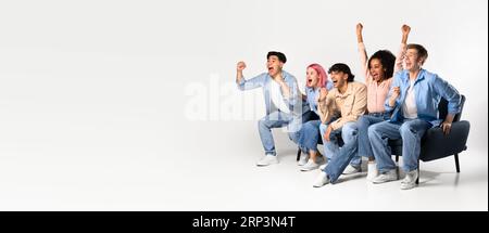 Giovani amici diversi che guardano una partita di calcio, reagiscono ai gol segnati, tifo per la squadra preferita, panorama, spazio libero Foto Stock
