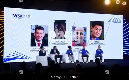 (181012) -- PECHINO, 12 ottobre 2018 -- Zhang Peimeng (1st R) della Cina, Benoit Huot (2nd R) del Canada, Seun Adigun (C) della Nigeria e vicepresidente di Visa Iain Jamieson partecipano a una conferenza stampa a Pechino, capitale della Cina, 12 ottobre 2018. Dopo aver esteso il suo accordo di sponsorizzazione con il Comitato Olimpico Internazionale (CIO) e il Comitato Paralimpico Internazionale (IPC) fino al 2032, Visa ha annunciato l'impegno di fornire un migliore servizio di pagamento digitale ad atleti e tifosi di tutto il mondo. ) (SP)CINA-PECHINO-VISTO-COMITATO OLIMPICO INTERNAZIONALE JIAXYUCHEN PUBLICATIONXNOTXINXCHN Foto Stock