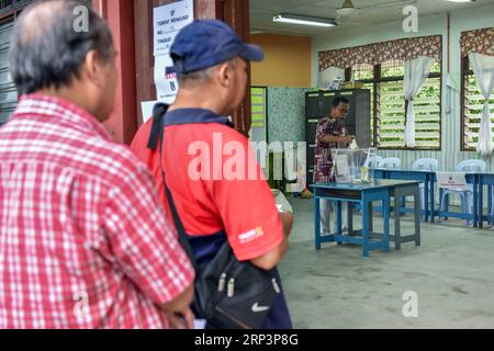 (181013) -- PORT DICKSON, 13 ottobre 2018 -- Un elettore (R) pronuncia il suo voto durante le elezioni suppletive parlamentari a Port Dickson, Malesia, 13 ottobre 2018. L'ex vice primo ministro della Malesia Anwar Ibrahim dovrebbe essere votato nuovamente al parlamento dopo le elezioni suppletive di sabato. Gli elettori di Port Dickson, una città costiera e un'attrazione turistica, dovrebbero eleggere il 71enne Anwar come membro della camera bassa del parlamento, a complemento della sorprendente vittoria di Pakatan Harapan nelle elezioni generali di maggio. )(GJ) MALESIA-PORT DICKSON-PARLAMENTARE ELEZIONI SUPPLETIVE CHONGXVOONX Foto Stock