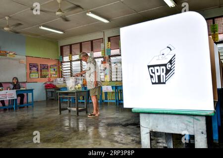 (181013) -- PORT DICKSON, 13 ottobre 2018 -- Un elettore pronuncia il suo voto durante le elezioni suppletive parlamentari a Port Dickson, Malesia, 13 ottobre 2018. L'ex vice primo ministro della Malesia Anwar Ibrahim dovrebbe essere votato nuovamente al parlamento dopo le elezioni suppletive di sabato. Gli elettori di Port Dickson, una città costiera e un'attrazione turistica, dovrebbero eleggere il 71enne Anwar come membro della camera bassa del parlamento, a complemento della sorprendente vittoria di Pakatan Harapan nelle elezioni generali di maggio. )(GJ) MALESIA-PORT DICKSON-PARLAMENTARE ELEZIONI SUPPLETIVE CHONGXVOONXCHUN Foto Stock