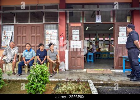 (181013) -- PORT DICKSON, 13 ottobre 2018 -- gli elettori attendono di votare durante le elezioni suppletive parlamentari a Port Dickson, Malesia, 13 ottobre 2018. L'ex vice primo ministro della Malesia Anwar Ibrahim dovrebbe essere votato nuovamente al parlamento dopo le elezioni suppletive di sabato. Gli elettori di Port Dickson, una città costiera e un'attrazione turistica, dovrebbero eleggere il 71enne Anwar come membro della camera bassa del parlamento, a complemento della sorprendente vittoria di Pakatan Harapan nelle elezioni generali di maggio. )(GJ) MALESIA-PORT DICKSON-PARLAMENTARE ELEZIONI SUPPLETIVE CHONGXVOONXC Foto Stock