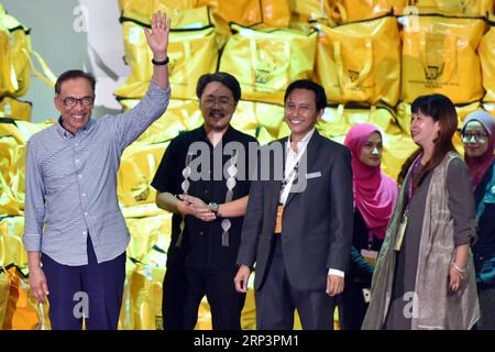 (181013) -- PORT DICKSON, 13 ottobre 2018 -- l'ex vice primo ministro malese Anwar Ibrahim (1st,L) onda alle persone al centro di conteggio dei voti dopo aver vinto le elezioni suppletive parlamentari a Port Dickson, Malaysia, 13 ottobre 2018. Anwar Ibrahim tornò al centro politico dopo aver vinto un'elezione suppletiva per diventare membro del parlamento (MP) il sabato. )(dh) MALESIA-PORT DICKSON-PARLIAMENT BY-ELECTION-ANWAR ChongxVoonxChung PUBLICATIONxNOTxINxCHN Foto Stock