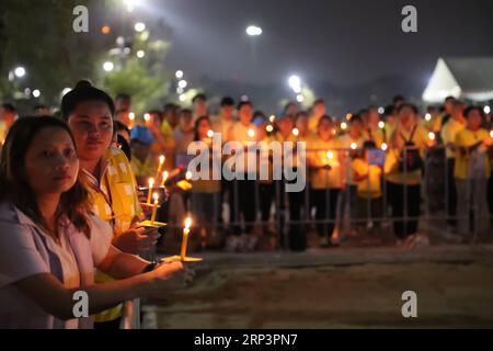 News Themen der Woche KW41 News Bilder des Tages (181013) -- BANGKOK, 13 ottobre 2018 -- la gente partecipa alla cerimonia commemorativa per il compianto re tailandese Bhumibol Adulyadej a Bangkok, Thailandia, 13 ottobre 2018. )(dh) THAILAND-BANGKOK-LATE KING-COMMEMORATION ZhangxKeren PUBLICATIONxNOTxINxCHN Foto Stock