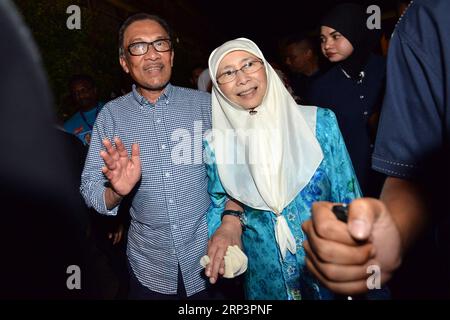 (181013) -- PORT DICKSON, 13 ottobre 2018 -- l'ex vice primo ministro malese Anwar Ibrahim (L) e sua moglie Wan Azizah Wan Ismail lasciano il centro di conteggio dei voti dopo aver vinto le elezioni suppletive a Port Dickson, Malaysia, 13 ottobre 2018. Anwar Ibrahim tornò al centro politico dopo aver vinto un'elezione suppletiva per diventare membro del parlamento (MP) il sabato. )(dh) MALESIA-PORT DICKSON-PARLIAMENT BY-ELECTION-ANWAR ChongxVoonxChung PUBLICATIONxNOTxINxCHN Foto Stock