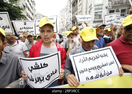 (181014) -- CASABLANCA (MAROCCO), 14 ottobre 2018 -- le persone partecipano a una manifestazione contro la corruzione, la corruzione e il saccheggio di fondi pubblici a Casablanca, Marocco, il 14 ottobre 2018. Il raduno è stato organizzato con lo slogan Stop corruption, Bribery e saccheggi di fondi pubblici, a cui hanno partecipato numerosi sindacati, partiti e organizzazioni non governative. ) MAROCCO-CASABLANCA-RALLY Aissa PUBLICATIONxNOTxINxCHN Foto Stock