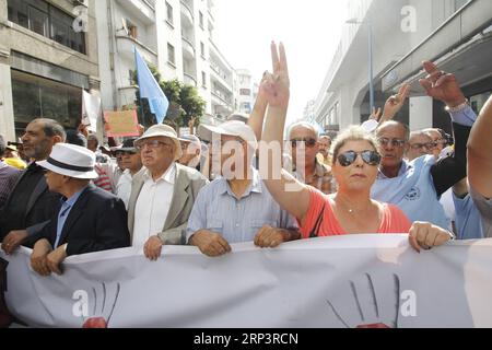 (181014) -- CASABLANCA (MAROCCO), 14 ottobre 2018 -- le persone partecipano a una manifestazione contro la corruzione, la corruzione e il saccheggio di fondi pubblici a Casablanca, Marocco, il 14 ottobre 2018. Il raduno è stato organizzato con lo slogan Stop corruption, Bribery e saccheggi di fondi pubblici, a cui hanno partecipato numerosi sindacati, partiti e organizzazioni non governative. ) MAROCCO-CASABLANCA-RALLY Aissa PUBLICATIONxNOTxINxCHN Foto Stock
