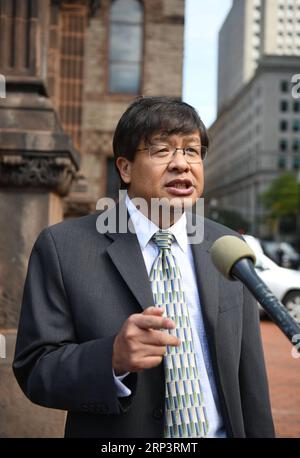 (181014) -- BOSTON (Stati Uniti), 14 ottobre 2018 -- Yukong Zhao, co-fondatore e presidente del gruppo Asian American Coalition for Education, riceve un'intervista a Boston, negli Stati Uniti, il 14 ottobre 2018. Centinaia di asiatici americani, domenica pomeriggio, hanno tenuto manifestazioni nel centro di Boston per mostrare sostegno a una causa che accusa l'Università di Harvard di discriminare i candidati asiatici americani utilizzando quote razziali de facto, stereotipi razziali e standard più elevati. Harvard ha negato le accuse. La causa, lanciata dagli studenti per la Fiera ammissioni (SFFA), un'azione anti-affermativa Foto Stock