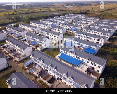 (181015) -- PECHINO, 15 ottobre 2018 -- foto aerea scattata il 26 settembre 2018 mostra residenze di nuova costruzione al villaggio di Xiaogang nella contea di Fengyang, nella provincia di Anhui della Cina orientale. (Sxk) Xinhua titoli: Povertà e orgoglio: Il villaggio che ha scosso una nazione CaixYang PUBLICATIONxNOTxINxCHN Foto Stock