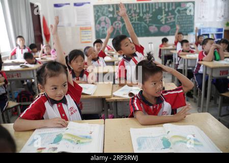 (181015) -- PECHINO, 15 ottobre 2018 -- gli studenti hanno una lezione di inglese alla Xiaogang School nel villaggio di Xiaogang, nella contea di Fengyang, nella provincia di Anhui della Cina orientale, il 27 settembre 2018. ) (Sxk) Xinhua titoli: Povertà e orgoglio: Il villaggio che ha scosso una nazione CaixYang PUBLICATIONxNOTxINxCHN Foto Stock