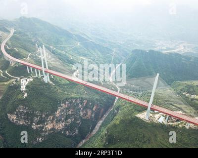 (181015) -- GUIYANG, 15 ottobre 2018 -- foto aerea scattata il 10 agosto 2018 mostra il ponte Beipanjiang della superstrada Hangzhou-Ruili vicino al confine tra le province di Guizhou e Yunnan della Cina sud-occidentale. Con uno spazio verticale di 565 metri sopra l'acqua media, il ponte strallato è stato riconosciuto dal Guinness dei primati come il ponte più alto del mondo. Nella provincia di Guizhou, nella Cina sud-occidentale, dove infinite colline carsiche dominano la terra, è possibile un trasporto moderno grazie a più di 20.000 ponti che attraversano le valli. La provincia si giustifica facilmente come una mera Foto Stock