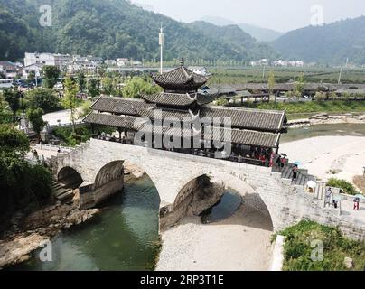 (181015) -- GUIYANG, 15 ottobre 2018 -- foto aerea scattata il 21 agosto 2018 mostra il ponte Heshan, costruito alla fine del XIX secolo, a Fuquan, nella provincia di Guizhou nella Cina sud-occidentale. Nella provincia di Guizhou, nella Cina sud-occidentale, dove infinite colline carsiche dominano la terra, è possibile un trasporto moderno grazie a più di 20.000 ponti che attraversano le valli. La provincia si giustifica facilmente come un museo di ponti: Tra i 100 ponti più alti del mondo, 46 si trovano a Guizhou. Nei quattro decenni successivi alla riforma e all'apertura della Cina, generazioni di costruttori di ponti hanno creato vario Foto Stock