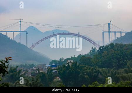 (181015) -- GUIYANG, 15 ottobre 2018 -- foto aerea scattata il 12 settembre 2018 mostra il ponte di Daxiaojing in costruzione nella contea di Luodian, nella provincia di Guizhou nella Cina sud-occidentale. Nella provincia di Guizhou, nella Cina sud-occidentale, dove infinite colline carsiche dominano la terra, è possibile un trasporto moderno grazie a più di 20.000 ponti che attraversano le valli. La provincia si giustifica facilmente come un museo di ponti: Tra i 100 ponti più alti del mondo, 46 si trovano a Guizhou. Nei quarant'anni successivi alla riforma e all'apertura della Cina, generazioni di costruttori di ponti hanno creato variou Foto Stock