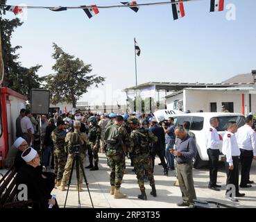 (181015) -- QUNEITRA, 15 ottobre 2018 -- soldati siriani e russi, nonché membri della forza di osservazione del disimpegno delle Nazioni Unite (UNDOF) sono visti sulla linea di separazione tra la provincia meridionale della Siria di Quneitra e le alture del Golan occupate da Israele, il 15 ottobre 2018. Il confine tra la provincia meridionale della Siria di Quneitra e le alture del Golan occupate dagli israeliani ha ufficialmente riaperto lunedì, ha riferito la TV di stato. ) (hy) SYRIA-QUNEITRA-OPENING-CROSSING-GOLAN-HEIGHTS AmmarxSafarjalani PUBLICATIONxNOTxINxCHN Foto Stock