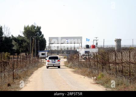 (181015) -- QUNEITRA, 15 ottobre 2018 -- Un veicolo della forza di osservazione del disimpegno delle Nazioni Unite (UNDOF) si trova sulla linea di separazione tra la provincia meridionale della Siria di Quneitra e le alture del Golan occupate da Israele, il 15 ottobre 2018. Il confine tra la provincia meridionale della Siria di Quneitra e le alture del Golan occupate dagli israeliani ha ufficialmente riaperto lunedì, ha riferito la TV di stato. ) (hy) SYRIA-QUNEITRA-OPENING-CROSSING-GOLAN-HEIGHTS AmmarxSafarjalani PUBLICATIONxNOTxINxCHN Foto Stock