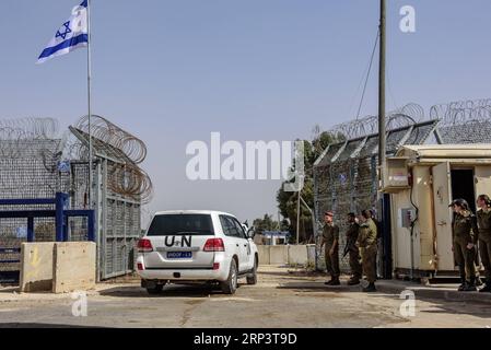 (181015) -- GOLAN HEIGHTS, 15 ottobre 2018 -- Un veicolo delle Nazioni Unite attraversa il valico di frontiera di Quneitra sulle alture del Golan occupate da Israele, il 15 ottobre 2018. Il valico di frontiera di Quneitra tra Israele e Siria è stato riaperto lunedì dopo essere stato chiuso per più di quattro anni a causa della guerra civile in Siria, secondo le forze di difesa israeliane (IDF). ) MIDEAST-GOLAN HEIGHTS-QUNEITRA CROSSING-RIAPERTURA JINI/AYALXMARGOLIN PUBLICATIONXNOTXINXCHN Foto Stock