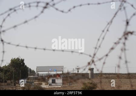 (181015) -- QUNEITRA (SIRIA), 15 ottobre 2018 -- foto scattata il 15 ottobre 2018 dal lato siriano mostra la porta israeliana al confine di Quneitra tra la provincia meridionale della Siria di Quneitra e le alture del Golan occupate da Israele. Il confine tra la provincia meridionale della Siria di Quneitra e le alture del Golan occupate da Israele ha ufficialmente riaperto lunedì, ha riferito la TV di stato siriana. ) SIRIA-QUNEITRA-VALICO DI FRONTIERA-ALTURE DEL GOLAN-RIAPERTURA WANGXJIAN PUBLICATIONXNOTXINXCHN Foto Stock