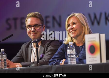 (181015) -- LONDRA, 15 ottobre 2018 -- Timothy Hawking (L) e Lucy Hawking, figlio e figlia di Stephen Hawking, partecipano al lancio globale di Brief Answers to the Big Questions , l'ultimo libro di Stephen Hawking al Science Museum di Londra, in Gran Bretagna, il 15 ottobre 2018. ) (yg) BRITAIN-LONDON-BOOK-LAUNCH-STEPHEN HAWKING StephenxChung PUBLICATIONxNOTxINxCHN Foto Stock