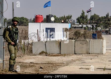 (181015) -- GOLAN HEIGHTS, 15 ottobre 2018 -- un soldato israeliano controlla il valico di frontiera di Quneitra sulle alture del Golan occupate da Israele, il 15 ottobre 2018. Il valico di frontiera di Quneitra tra Israele e Siria è stato riaperto lunedì dopo essere stato chiuso per più di quattro anni a causa della guerra civile in Siria, secondo le forze di difesa israeliane (IDF). ) MIDEAST-GOLAN HEIGHTS-QUNEITRA CROSSING-RIAPERTURA JINI/AYALXMARGOLIN PUBLICATIONXNOTXINXCHN Foto Stock