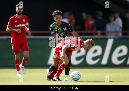VOLENDAM - (l-r) Imran Nazih dell'FC Volendam, Mathias Kjolo dell'FC Twente durante la partita olandese Eredivisie tra l'FC Volendam e l'FC Twente al Kras Stadium il 3 settembre 2023 a Volendam, Paesi Bassi. ANP BART STOUTJESDIJK Foto Stock