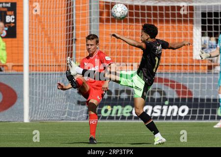 Volendam, Paesi Bassi. 3 settembre 2023. VOLENDAM, PAESI BASSI - 3 SETTEMBRE: Mathias Kjolo del FC Twente si batte per il pallone con Imran Nazih del FC Volendam durante la partita olandese dell'Eredivisie tra il FC Volendam e il FC Twente al Kras Stadion il 3 settembre 2023 a Volendam, Paesi Bassi. (Foto di Broer van den Boom/Orange Pictures) credito: Orange Pics BV/Alamy Live News Foto Stock