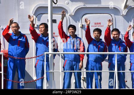 (181016) -- SANYA, 16 ottobre 2018 -- gli scienziati della spedizione salutano la folla di accoglienza dopo essere tornati al porto di Sanya, nella provincia di Hainan, nella Cina meridionale, 16 ottobre 2018. Un team di 59 ricercatori cinesi è tornato martedì a Sanya dalla fossa di Mariana dopo aver completato una missione di ricerca in acque profonde di 54 giorni, 7.292 miglia nautiche. ) (ly) CHINA-SANYA-DEEP SEA SCIENTIFIC RESEARCH-RETURN (CN) LiuxDeng PUBLICATIONxNOTxINxCHN Foto Stock