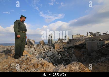 (181017) -- GAZA, 17 ottobre 2018 -- Un membro delle forze di sicurezza palestinesi ispeziona le macerie a seguito di un attacco aereo israeliano nella città meridionale di Rafah, nella Striscia di Gaza, il 17 ottobre 2018. Un palestinese ucciso e tre feriti mercoledì mattina in attacchi aerei israeliani su strutture militari nella Striscia di Gaza in risposta a un attacco missilistico da Gaza a Israele, hanno detto fonti di sicurezza e medici. )(zhf) MIDEAST-GAZA STRIP-AIRSTRIKE KhaledxOmar PUBLICATIONxNOTxINxCHN Foto Stock