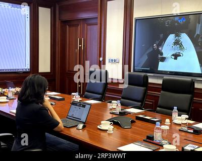 Shenzhen, provincia cinese del Guangdong. 18 agosto 2023. Zeng Ming, project manager TECH4ALL di Huawei, parla via video con Samira Herrera, responsabile delle comunicazioni e delle relazioni pubbliche di Huawei Mexico, a Shenzhen, provincia del Guangdong nel sud della Cina, 18 agosto 2023. Crediti: Cheng Chixiang/Xinhua/Alamy Live News Foto Stock