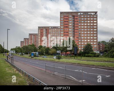 Fila di cinque blocchi della Council Tower che corrono lungo New John Street a Birmingham, che costituiscono parte della tenuta di St George. Alloggiamento Regno Unito 2023 Foto Stock