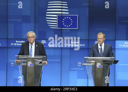 News Bilder des Tages (181018) -- BRUXELLES, 18 ottobre 2018 -- il presidente della Commissione europea Jean-Claude Juncker (L) e il presidente del Consiglio europeo Donald Tusk partecipano a una conferenza stampa dopo il vertice dell'UE del 18 ottobre 2018, a Bruxelles, capitale del Belgio. ) (lrz) VERTICE BELGIO-BRUXELLES-UE YexPingfan PUBLICATIONxNOTxINxCHN Foto Stock