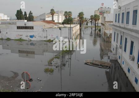 News Bilder des Tages (181018) -- TUNISI, 18 ottobre 2018 -- foto scattata il 18 ottobre 2018 mostra la città di Tunisi, Tunisia, colpita dalle inondazioni. Le inondazioni a seguito di forti piogge da mercoledì sera a giovedì in diverse province della Tunisia hanno causato cinque morti e due dispersi, ha detto il ministero degli interni tunisino ). (lrz) TUNISIA-TUNISI-INONDAZIONI AdelexEzzine PUBLICATIONxNOTxINxCHN Foto Stock