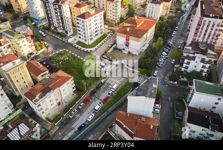 bellissima ripresa aerea con un drone dall'alto di una città. paese balcanico Foto Stock