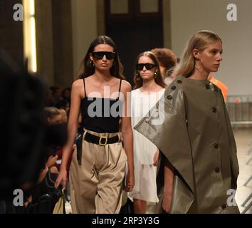 (181019) -- PORTO, 19 ottobre 2018 -- modelli presenti creazione della designer portoghese Joana Braga durante la 43a settimana della moda portoghese a Porto, in Portogallo, il 18 ottobre 2018. ) (Qxy) PORTUGAL-PORTO-FASHION-WEEK ZhangxLiyun PUBLICATIONxNOTxINxCHN Foto Stock