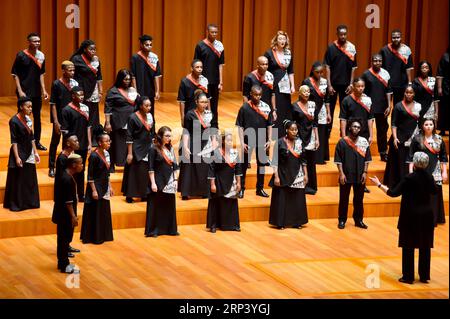 (181019) -- PECHINO, 19 ottobre 2018 -- i membri del coro dell'Università sudafricana di Johannesburg si esibiscono durante il Festival internazionale del coro degli studenti di Pechino 2018 al National Centre for the Performing Arts di Pechino, capitale della Cina, 19 ottobre 2018. Nell'ambito della Beijing International Art Week for Youth, l'evento ha visto la partecipazione di giovani membri del coro provenienti da nove paesi che hanno presentato quattro spettacoli di coro. ) (lmm) CHINA-BEIJING-ART-CHORUS-FESTIVAL (CN) LuoxXiaoguang PUBLICATIONxNOTxINxCHN Foto Stock