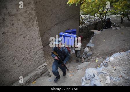 (181020) -- PANJSHIR, 20 ottobre 2018 -- i lavoratori della Commissione elettorale indipendente afghana (IEC) trasportano materiale elettorale nella valle di Abdullah Khil, distretto di Dara, provincia di Panjshir, Afghanistan orientale, il 19 ottobre 2018. L'Afghanistan terrà le elezioni per Wolesi Jirga o la camera bassa del parlamento sabato in mezzo a gravi sfide per la sicurezza. ) (Djj) AFGHANISTAN-PANJSHIR-MATERIALE ELETTORALE RahmatxAlizadah PUBLICATIONxNOTxINxCHN Foto Stock