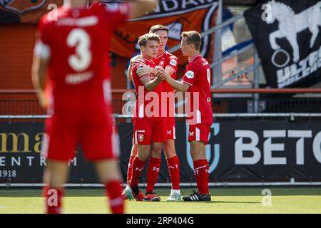 VOLENDAM - (l-r) Sem Steijn dell'FC Twente, Daan Rots dell'FC Twente, Mathias Kjolo dell'FC Twente festeggia il 0-1 durante la partita olandese Eredivisie tra l'FC Volendam e l'FC Twente allo stadio Kras il 3 settembre 2023 a Volendam, Paesi Bassi. ANP BART STOUTJESDYK Foto Stock